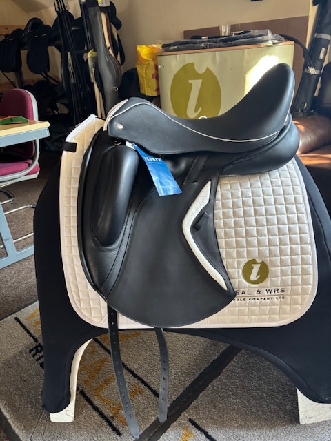 IDEAL Iconix Dressage Saddle