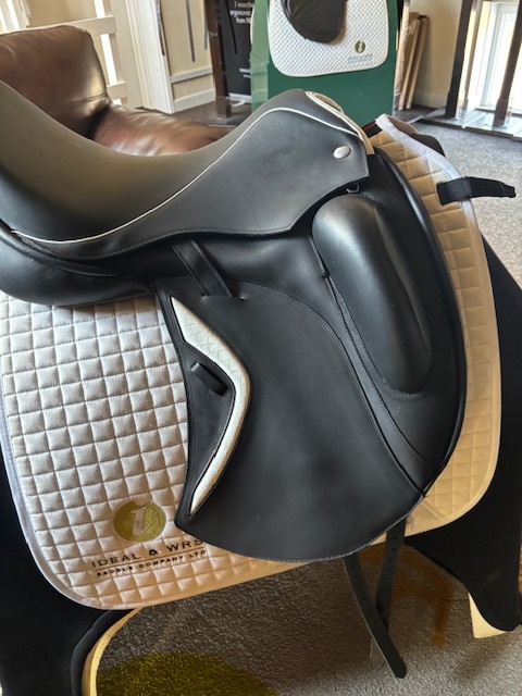 Iconix Dressage Saddle